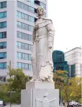  ??  ?? Monumento al Inca Garcilaso de la Vega que se puede contemplar en la capital de Argentina, Buenos Aires.