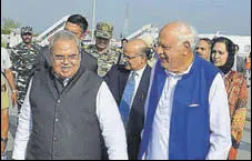  ?? PTI ?? Jammu and Kashmir governorde­signate Satya Pal Malik (L) being received by former CM and NC patron Farooq Abdullah at the Srinagar airport on Wednesday.
