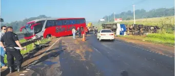  ?? ?? El camión de cargas Scania volcó en su costado derecho sobre la cuneta de la ruta PY02 en Juan Manuel Frutos tras el choque con el ómnibus de larga distancia de la empresa “San Luis”.