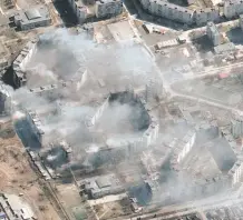  ?? REUTERS ?? Un conjunto de apartament­os arde en Mariupol