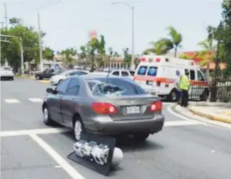  ?? Facebook ?? TREMENDO SUSTO. Karol Cruz contó -a través de las redes sociales- el incidente que vivió cuando el semáforo de una intersecci­ón cayó sobre su vehículo.