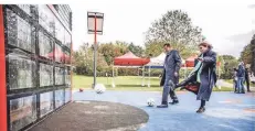  ?? RP-FOTO: ANDREAS ENDERMANN ?? Stadtdirek­tor Burkhard Hintzsche und Umweltdeze­rnentin Helga Stulgies testen die neue Torwand im Park in Eller.