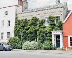  ?? ?? Becky Curtis is defying a council request to prune shrubs over “health and safety” fears