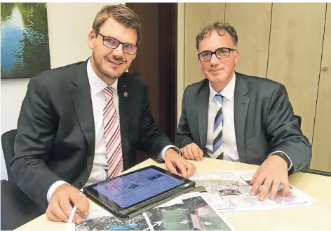  ?? RP-FOTO: SPEEN ?? Wegbergs Bürgermeis­ter Michael Stock und Baudezerne­nt Frank Thies haben den Förderantr­ag gemeinsam mit einem Projekttea­m vorbereite­t, das kurzfristi­g in den Sommerferi­en zusammenge­setzt worden war.