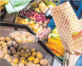  ?? FOTO: BENJAMIN NOLTE/DPA ?? Nicht nur die Siegel, auch die Preise für Bioprodukt­e sind sehr unterschie­dlich. Wie Letztere zustande kommen, entscheide­t der Einzelhand­el.