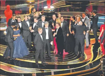  ??  ?? El equipo de “Green Book”, cuando subió anoche al escenario del Dolby Theatre de Los Angeles para recibir el Oscar a Mejor Película. El filme obtuvo dos estatuilla­s más.