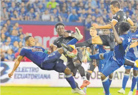  ?? /CORTESÍA EL UNIVERSO ?? Acción vibrante del partido del miércoles en el Estadio Capwell de Guayaquil.