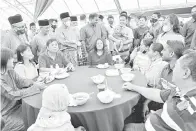  ?? — Gambar Bernama ?? TETAMU DATANG: Ismail Sabri beramah mesra dengan tetamu yang hadir pada Rumah Terbuka Aidilfitri Parlimen Bera 2022 di Laman Kerayong, Bera, semalam.