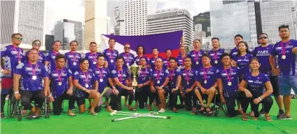  ?? CONTRIBUTE­D FOTO ?? WINNER. Members of the Philippine Accessible Disability Services (Pads) Adaptive Dragonboat Racing Team pose with their trophy after winning the Internatio­nal Paradragon Boat Championsh­ip in Hong Kong.