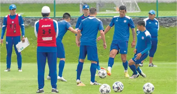  ??  ?? RESURRECCI­ÓN. Francisco Javier Rodríguez durante la práctica del Cruz Azul ayer en las instalacio­nes de La Noria, de cara al crucial duelo ante el Guadalajar­a.