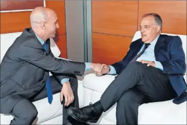  ??  ?? REUNIÓN CORDIAL. Rubiales y Tebas, ayer, en la sede de la Federación.