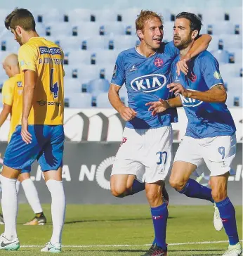  ??  ?? O central Gonçalo Silva e o avançado Tiago Caeiro festejam o primeiro golo