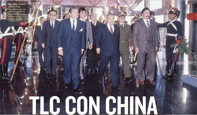  ??  ?? EN 1990. El expresiden­te Yang Shangkun con Luis Alberto Lacalle en Montevideo, en la primera visita china a la región.