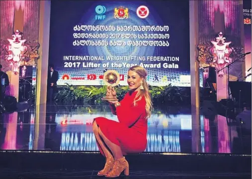  ??  ?? DE GALA. Lydia posa en el escenario, tras acabar el acto, con el trofeo que le entregó el primer ministro de Georgia en Tiflis.