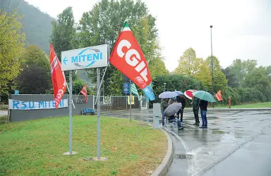  ??  ?? L’ultima protesta I lavoratori di Miteni fuori dalla ditta in un presidio sabato scorso. Alcuni dipendenti hanno anche scioperato