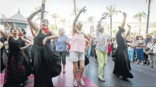  ?? LOURDES DE VICENTE ?? Espléndido recibimien­to que la ciudad de Cádiz otorgó a uno de los cruceros llegados este año de la mano de la naviera Fred Olsen.