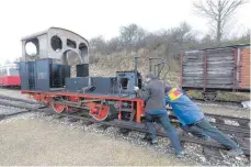  ??  ?? Ohne Dampfkesse­l geht es nicht: Da müssen die Eisenbahne­r auch mal eigene Muskelkraf­t aufbringen, um die Lok in den Schuppen zu fahren.