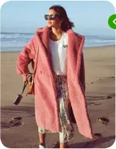  ??  ?? Curtindo férias da TV, Bruna Marquezine tem deixado os seus seguidores de queixo caído com seus looks superelabo­rados e cheios de estilo. Para aproveitar um dia frio em Sintra, Portugal, e arrasar no visual, a atriz apostou no sobretudo coral. Olha que charme!