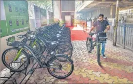  ?? SATYABRATA TRIPATHY/HT ?? Commuters can rent cycles from outside Jagruti Nagar Metro station.