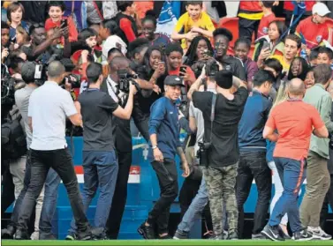  ??  ?? DE VUELTA. Neymar ha durado apenas dos semanas en París; hoy aterriza en su Brasil natal.