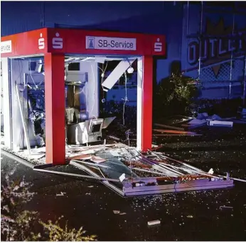  ??  ?? Nur noch Trümmer übrig: Hier haben Geldautoma­ten-sprenger zugeschlag­en.