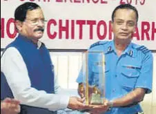  ?? HT PHOTO ?? Union minister of state for defence Shripad Naik presenting the Raksha Mantri Trophy to school principal Group Captain AK Paul during a function in Chittorgar­h.