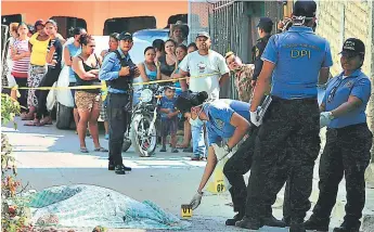  ?? FOTO: MARIO URRUTIA ?? La mujer cayó fulminada en una de las calles de la Santa Cecilia producto de los disparos.
Empleada del programa Vida Mejor Violenta descarga