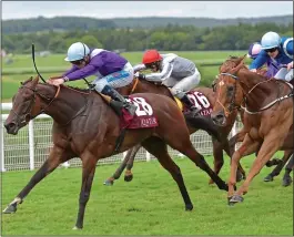  ??  ?? STAR PERFORMER: Dancing Star storms home to win the Stewards’ Cup