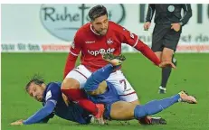  ?? FOTO: IMAGO ?? Der australisc­he Neuzugang Brandon Borello, hier im Zweikampf mit dem Bochumer Stefano Celozzi, kommt unter dem neuen Lauterer Trainer Jeff Strasser immer besser zur Geltung.