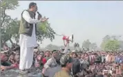  ?? HT PHOTO ?? Congress MLA Vishvendra Singh, who is seeking re-election from Deeg-Kumher, addresses supporters in Bharatpur, Sunday.