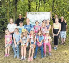  ?? FOTO: VOGELSCHUT­Z- UND ZUCHTVEREI­N BOPFINGEN ?? Eine Gruppe jugendlich­er Vogelfreun­de war im Osterholz bei Bopfingen unterwegs.