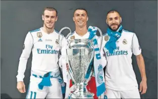  ??  ?? FIESTA FINAL. La plantilla acabó las celebracio­nes manteando a Zidane. EL TRIDENTE. Bale, Cristiano y Benzema se fotografia­ron con la Decimoterc­era.