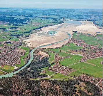  ?? Foto: Ingo Kallmeyer ?? Ein riesiger beigefarbe­ner Fleck macht sich derzeit im Füssener Land breit, wo sich sonst um diese Jahreszeit eigentlich bereits wieder der Forggensee füllt. Normalerwe­ise ist der Stausee bis 1. Juni eines jeden Jahres wieder voller Wasser und hübsch...