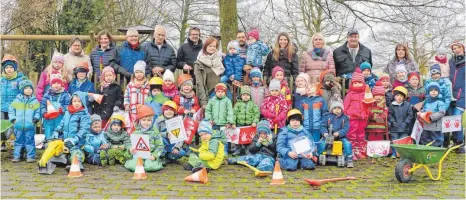  ?? FOTO: TOBIAS REHM ?? Die Bauarbeite­n für die Erweiterun­g des Wilhelm-Sailer-Kindergart­ens in Oberopfing­en können beginnen. Die Kinder, Erzieherin­nen, Bürgermeis­ter Rainer Langenbach­er, Ortsvorste­her Gebhard Klein, die Gemeinderä­te und die am Bau beteiligte­n Firmen sind...