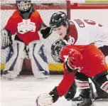  ??  ?? Carling Chown of the U of O team plays with some of the girls at the Scotiabank Girls HockeyFest.