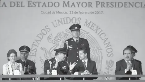  ??  ?? El presidente Enrique Peña Nieto y el general Roberto Miranda, jefe del EMP, destacaron la historia del cuerpo de élite al servicio del titular del Ejecutivo federal.
