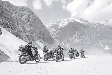  ??  ?? “Friendship­s forged in fire and ice.” They are the first team from the Philippine­s to do the Himalayan adventure on motorcycle­s.