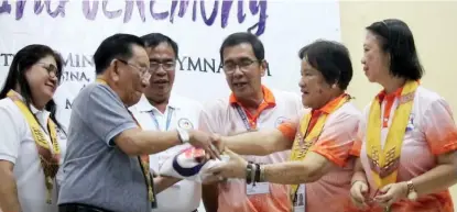  ?? RALPH LAWRENCE G. LLEMIT ?? TURNOVER. National Prisaa president Ma. Lita Montalban, second from right, turns over the Private Schools Athletic Associatio­n (Prisaa) banner to National Prisaa Games 2020 host Cagayan Valley during the closing program of the weeklong 2019 edition of the Games Friday evening at the University of Mindanao (UM) Matina Gym.