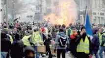  ??  ?? En la jornada del sábado hubo varios enfrentami­entos de los manifestan­tes contra la policía.(AFP)