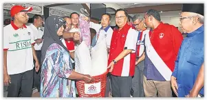  ??  ?? Dato’ Sri Ismail Sabri Yaakob menyampaik­an pek bantuan kepada salah seorang mangsa yang terjejas akibat banjir.