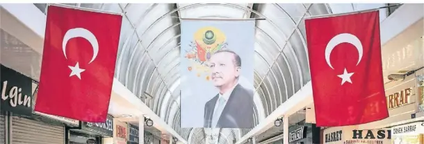  ?? FOTO: DIEGO CUPOLO/IMAGO ?? In einem Einkaufsze­ntrum in Kayseri hängen Banner, auf denen Präsident Recep Tayyip Erdogan zu sehen ist.