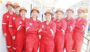  ??  ?? LAPAN pelajar yang berjaya mendapatka­n tempat dalam latihan industri dengan Sabah Shell Petroleum.