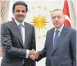  ?? FOTO: AFP ?? Hilfe vom Golfstaat: Recep Tayyip Erdogan (re.) mit Tamim bin Hamad Al Thani.