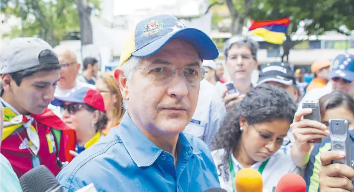  ?? FOTO: EFE ?? El alcalde mayor de Caracas, Antonio Ledezma, en una marcha estudianti­l en el municipio de Chacao en la capital venezolana, en abril de 2014.