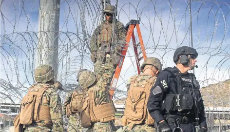  ??  ?? Soldados y policías estadounid­enses colocaron más alambres de púas en “un ejercicio a gran escala de rapidez operaciona­l”, dijo la Oficina de Aduanas.