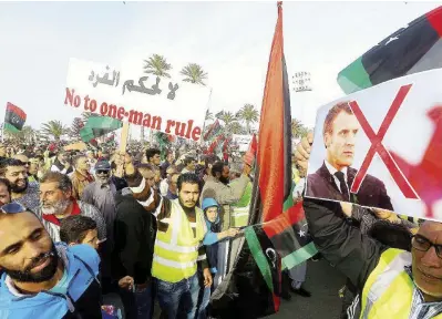  ?? Ansa/LaPresse ?? Ancora in piazza Manifestaz­ioni a Tripoli contro il generale Haftar che hanno come bersaglio anche il presidente francese Macron. A destra: i bombardame­nti della Nato su Tripoli. Sotto: il colonnello Gheddafi