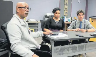  ?? Skip Foreman, The Associated Press ?? George Hart, a professor at Benedict College in Columbia, S.C., and adviser to the school’s student chapter of the NAACP, discusses the upcoming South Carolina Democratic presidenti­al primary with students Faith Dupree and Luis Gonzalez.