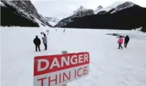  ?? ?? BANFF, Canada: Visitors walk on frozen Lake Louise at Banff National Park in Alberta.