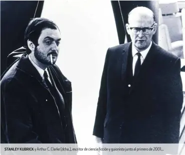  ??  ?? STANLEY KUBRICK y Arthur C. Clarke (dcha.), escritor de ciencia ficción y guionista junto al primero de 2001...