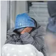  ?? FOTOS: DPA, ANNA-LENA JANISCH ?? Obdachlose haben es gerade noch schwerer als sonst: Die Tagesstätt­en haben nämlich derweil geschlosse­n.